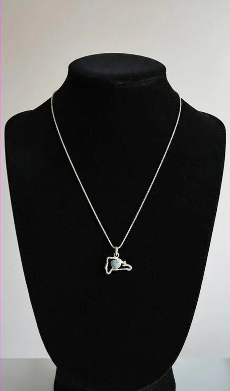 Cadena de plata .925 con la silueta de República Dominicana y un corazón de larimar